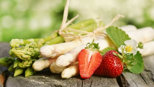 Hanke Catering mit frischem Spargel, Erdbeeren und Kräutern als saisonale Zutaten für kreative Gerichte.