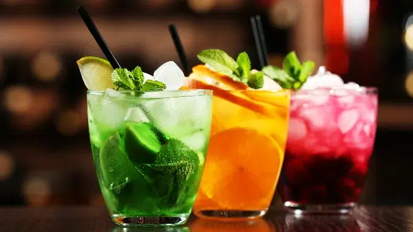 Bunte Cocktails mit frischer Minze und Früchten – Cocktailbar und Getränkeservice im Full Service Catering.