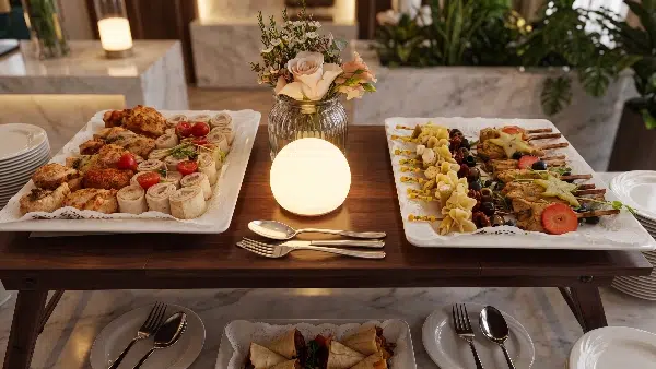 Mit KI bearbeitet durch KUNDENWACHSTUM.de - Liebevoll angerichtetes Fingerfood auf Holzbrettern beim Empfang – Full Service Catering für Gäste jeder Feier.