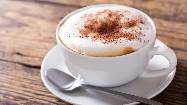 Frisch zubereiteter Cappuccino mit Kakaohaube – Kaffeespezialitäten als Teil vom Full Service Catering für Feiern und Firmenevents.