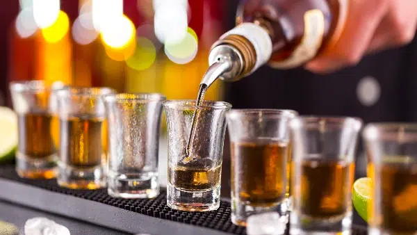 Spirituose wird an der Bar in ein Glas eingeschenkt – Barservice und Spirituosen im Full Service Catering.